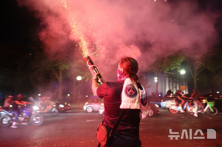 파리 셍제르멩의 우승후 축하 군중 흥분해 경찰과 충돌…780명 체포