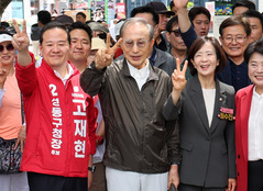 이명박, 서울숲 찾아 "일 잘하는 시장 뽑아야…2번 후보 힘 실어야"