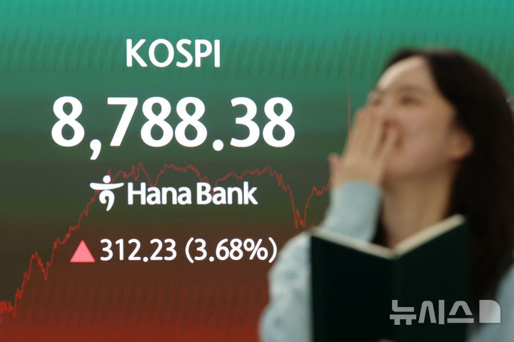 '활짝 웃은 코스피' 8788.38로 종가 기준 사상 최고치 [뉴시스Pic]