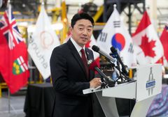 캐나다 자동차 부품 기업서 발언하는 강훈식 비서실장