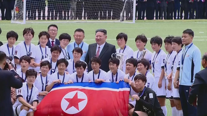 북한 김정은, 내고향 vs U-17 대표팀 시범 경기 관람 [뉴시스Pic]