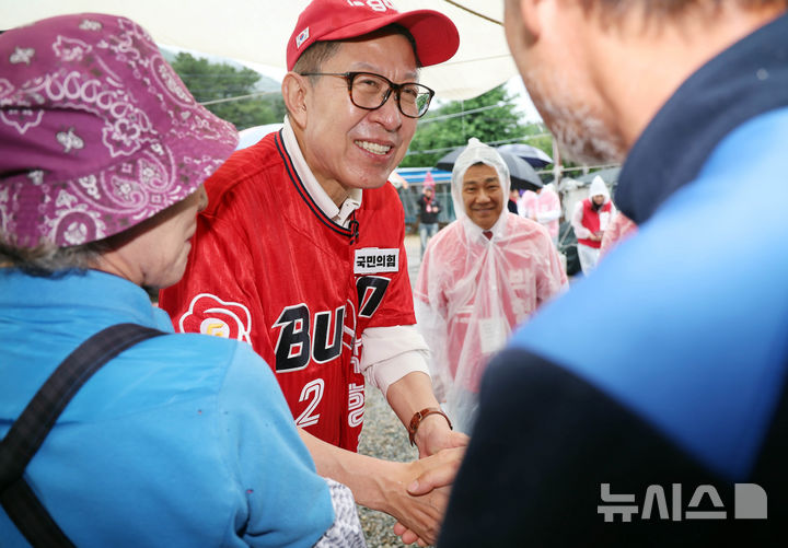 막판 표심 잡기 나선 박형준 국민의힘 부산시장 후보 [뉴시스Pic]