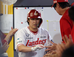 SSG 최정, KIA 올러 상대 투런포…KBO 최초 11시즌 연속 20홈런 대기록