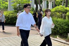 한동훈, 배우자 본투표 배웅