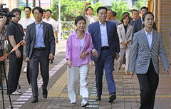 투표소 들어서는 박근혜 전 대통령