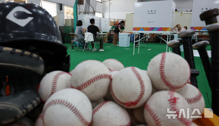 "여기에서 투표를?" 빵집·웨딩홀 등 이색투표소 눈길 [뉴시스Pic]