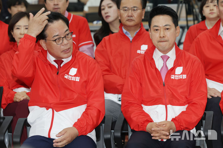 굳은 표정의 국민의힘… 방송 3사 출구조사서 1곳 우세 [뉴시스Pic]