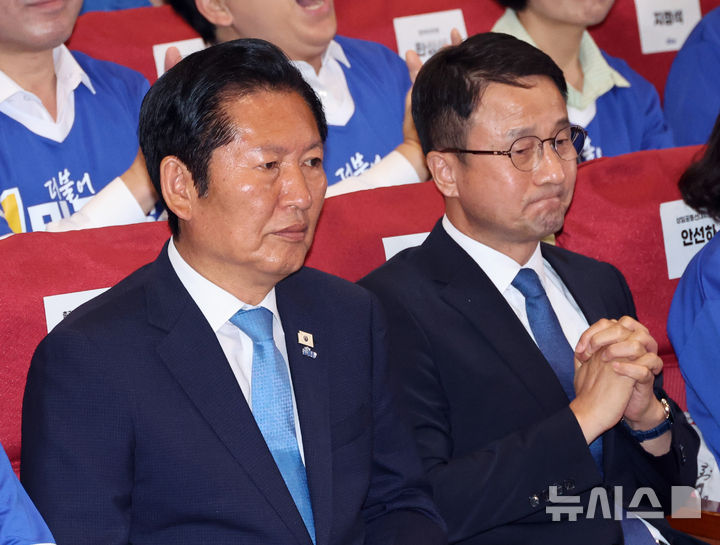 '민주당 11곳 우세' 정청래, 무표정으로 출구조사 결과 지켜봐 [뉴시스Pic]