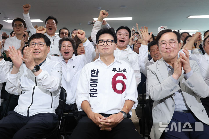 한동훈, 침착한 모습으로 방송3사 출구조사 지켜봐 [뉴시스Pic]