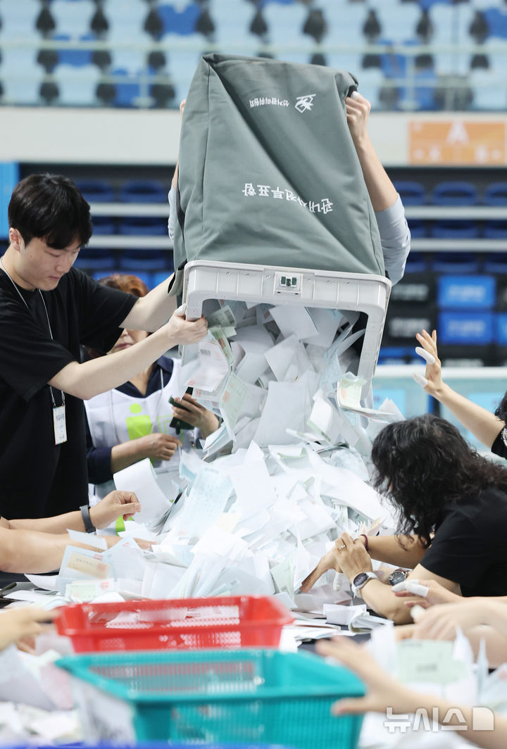 제9회 전국동시지방선거 개표 작업 시작 [뉴시스Pic]