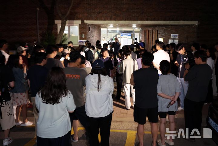 '투표용지 부족사태' 잠실7동 제2투표소… 일부 주민 투표함 반출 반발 [뉴시스Pic]