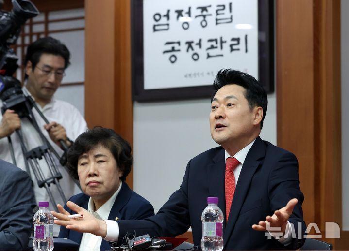 '선관위 항의 방문' 장동혁 "선거 자체 심각하게 오염… 개표 중단해야" [뉴시스Pic]