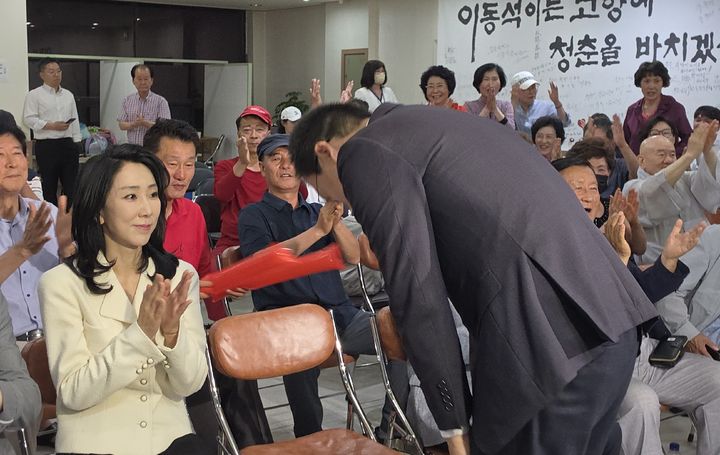 술잔에 분루 삼키던 이동석 캠프 새벽 4시 '반전 드라마'