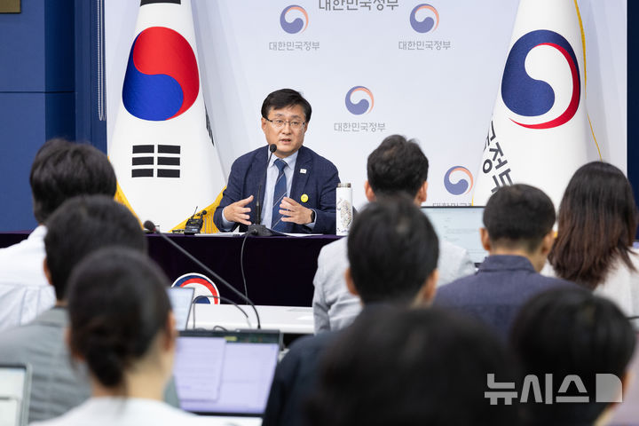 지방선거 끝나자 전력망·매립지 다시 수면 위…기후부, 해법 고심