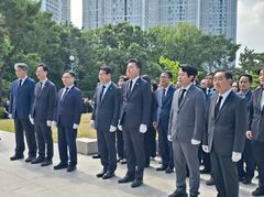 신용한 당선인, 첫행보 충혼탑 참배…"충북 새도약·성장"