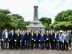전북교육감 당선 천호성, 첫일정 순직교육자추모탑 참배