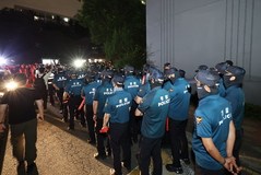 선관위 "이송 강행 안 해"…잠실7동 투표소 8시간째 대치(종합2보)