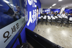 개표 초반 앞선 정원오 캠프, 오세훈에 역전 허용 후 탄식 이어져