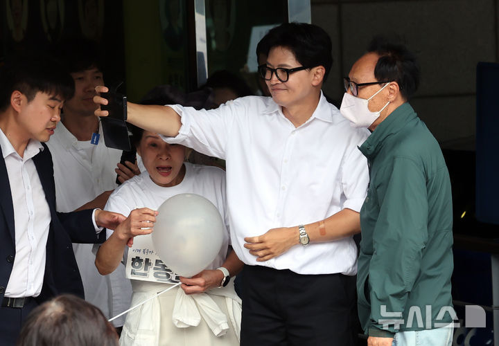 지지자들과 셀카 찍는 한동훈