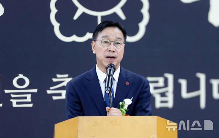 인사말 하는 위성곤 제주도지사 당선인