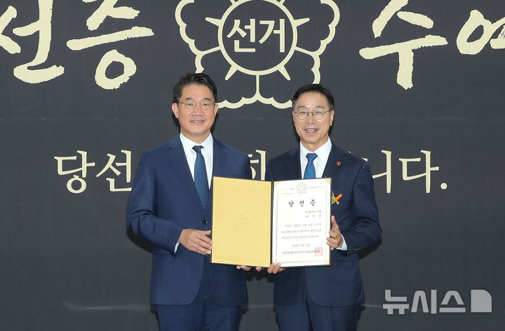 당선증 교부받은 위성곤 제주도지사 당선인
