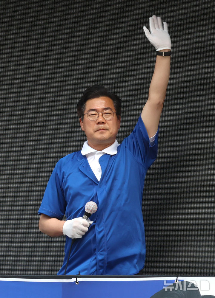 시민들에게 당선인사하는 박찬대 인천시장 당선인