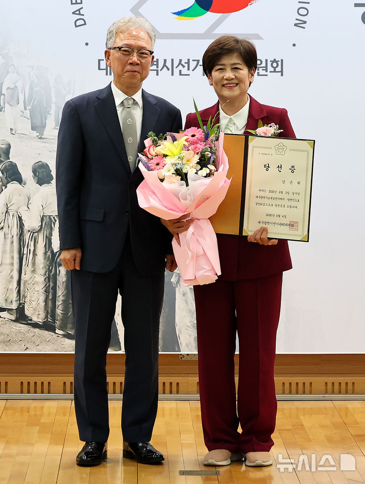 당선증 펼쳐 보이는 강은희 대구시교육감