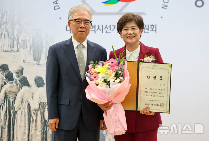 당선증 들어 보이는 강은희 대구시교육감