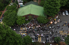 잠실7동 투표소 이틀째 '봉쇄'…시위대 "인간띠 만들고 막을것"(종합)