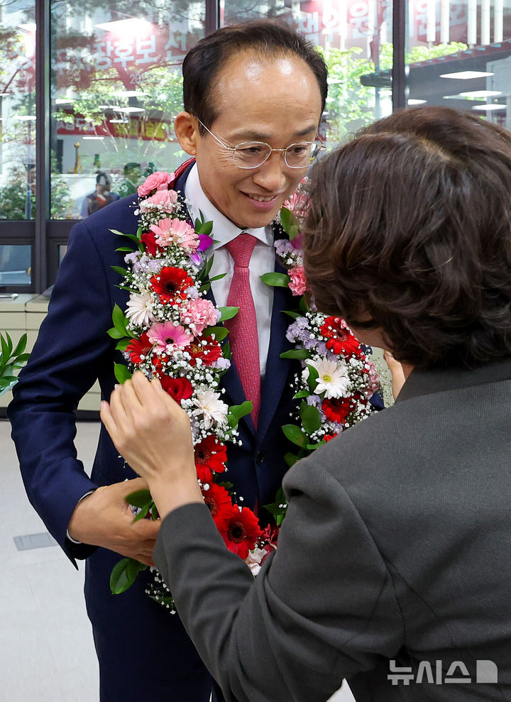 꽃목걸이 받는 추경호 대구시장 당선인