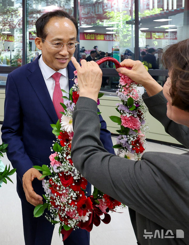 꽃목걸이 받는 추경호 대구시장 당선인