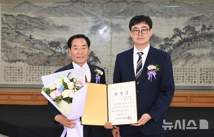 창녕군수 당선증 받는 성낙인 