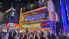 'K치킨 사랑' 젠슨 황, 이번엔 '깐부' 대신 'BBQ' 들렀다…홍대 '삼쏘 회동' 2차 이동