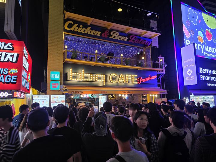 젠슨 황의 'K-치킨' 사랑…삼쏘 뒤 2차로 BBQ 깜짝 방문 '치맥' 즐겼다