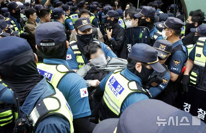 경찰, 잠실7동 제2투표소 시위대 해산