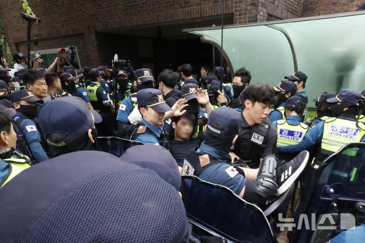 경찰, 잠실7동 제2투표소 시위대 해산