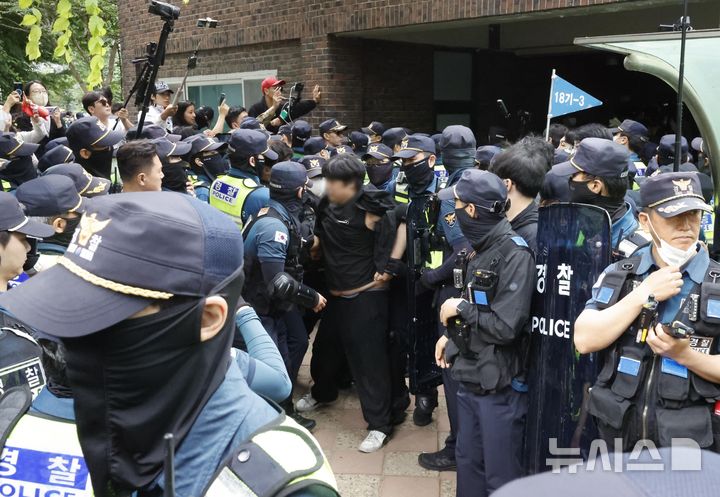경찰, 잠실7동 제2투표소 시위대 해산 시도