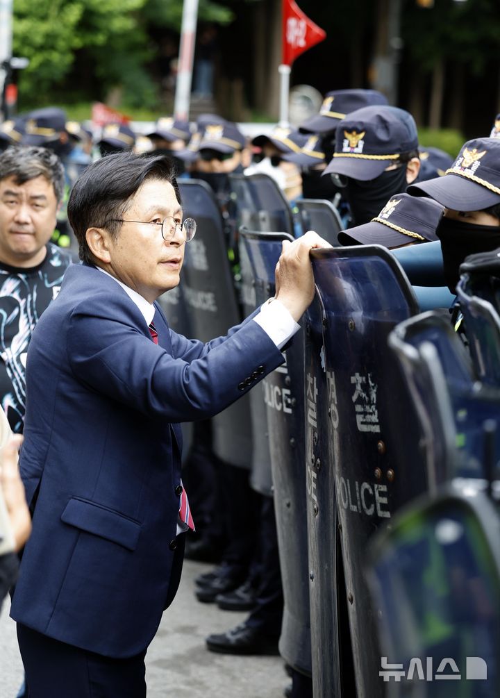 경찰과 대치하는 황교안