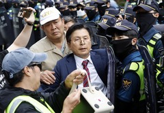 경찰과 대치하는 황교안