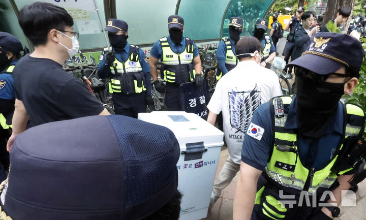잠실 투표소 투표함 반출… 경찰 기동대 투입해 시위대 해산 [뉴시스Pic]