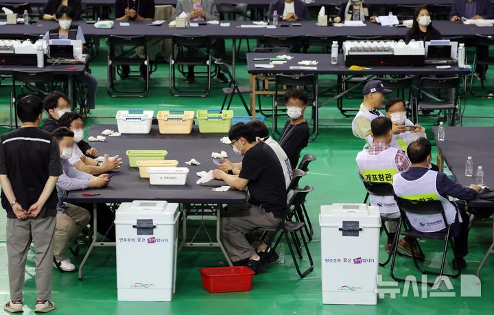 개표소 도착한 잠실7동 제2투표소 투표함