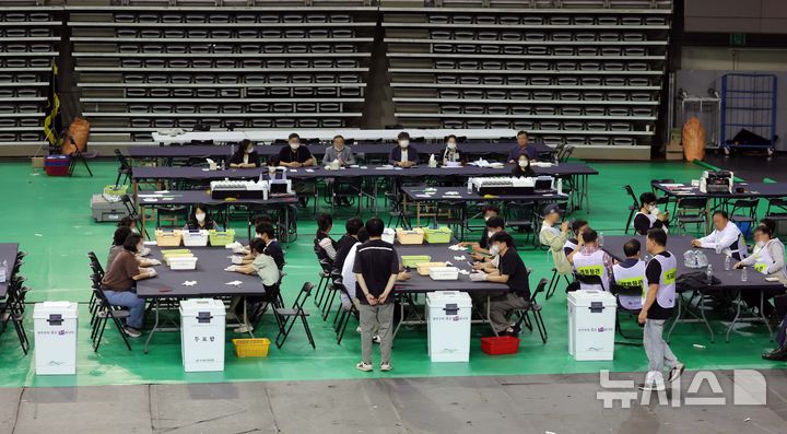 개표소 도착한 잠실7동 제2투표소 투표함