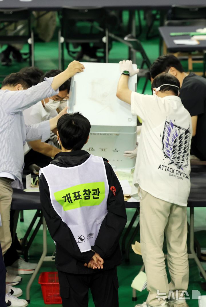 개표하는 관계자들