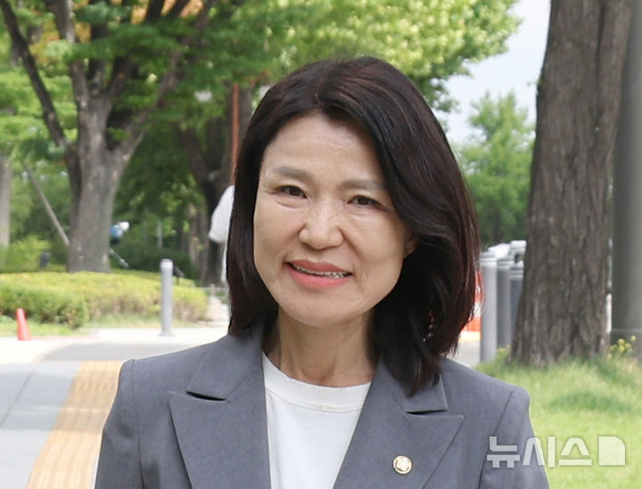 '국회 입성' 이진숙 "국민의힘 강한 정당 됐으면" [뉴시스Pic]
