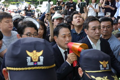장동혁 개표소·선관위 항의방문…시위대에 "개표소 지켜달라, 함께 싸우겠다"