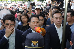 개표소 앞 메가폰 든 장동혁 "개표중단과 투표함 반출막지 못해 죄송" [뉴시스Pic]