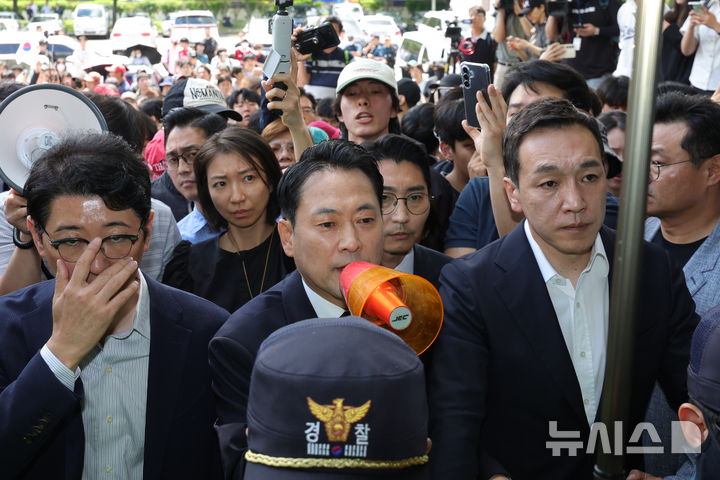 개표소 앞 메가폰 든 장동혁 "개표중단과 투표함 반출막지 못해 죄송" [뉴시스Pic]