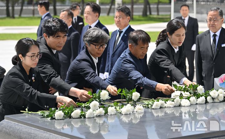 선거 끝 5·18묘지 찾은 조국혁신당 전남도당