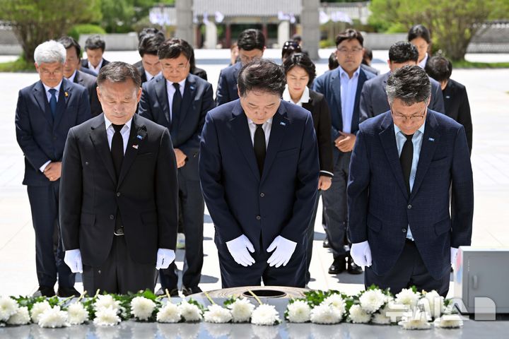 오월영령 참배하는 조국혁신당 전남도당