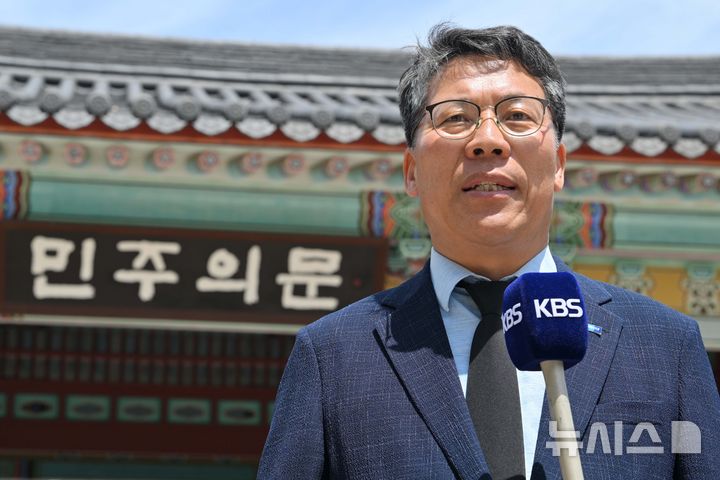 인터뷰하는 박웅두 조국혁신당 전남도당위원장